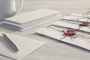 Tablo üzerindeki mühür harflerle