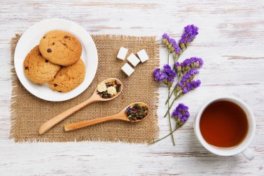 bitkisel çay ve kurabiye