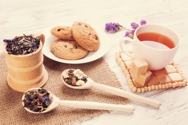 bitkisel çay ve kurabiye