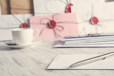 Tablo üzerindeki mühür harflerle