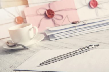 Tablo üzerindeki mühür harflerle