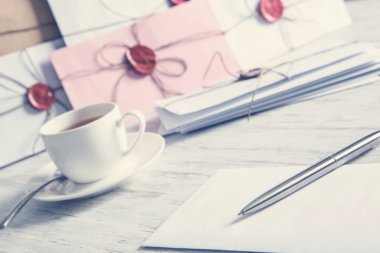 Tablo üzerindeki mühür harflerle