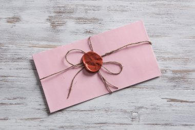 Tablo üzerindeki mühür ile mektup