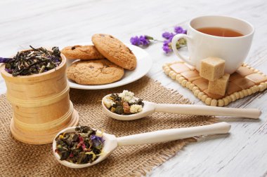 bitkisel çay ve kurabiye