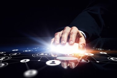 Kablosuz fare kullanarak iş adamı. Karışık teknik