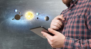 Tablet cihaz hipster adam. Karışık teknik