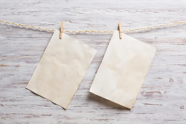 Papier hangen op de waslijn — Stockfoto