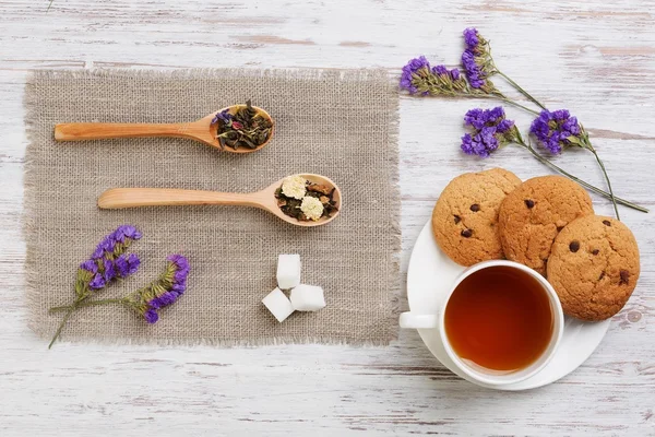 Травяной чай и печенье — стоковое фото