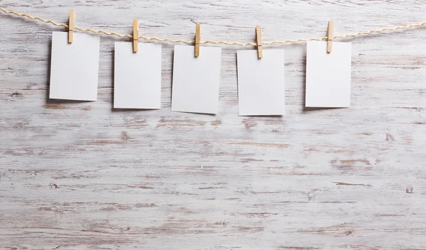 Papier hangen op de waslijn — Stockfoto