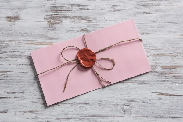 Tablo üzerindeki mühür ile mektup