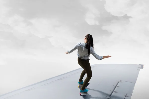 女の子は、スケート ボードに乗る。ミクスト メディア — ストック写真