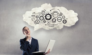 Dizüstü elinde olan kadın. Karışık teknik