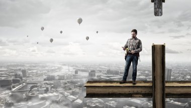 Yetişkin mühendis adam. Karışık teknik