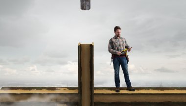 Yetişkin mühendis adam. Karışık teknik