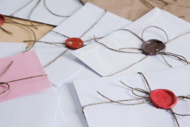 Tablo üzerindeki mühür harflerle