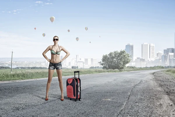 Hitch hiker kadın yolda. Karışık teknik — Stok fotoğraf