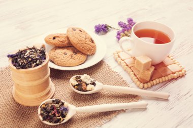 bitkisel çay ve kurabiye