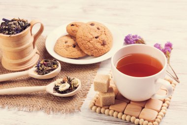 bitkisel çay ve kurabiye