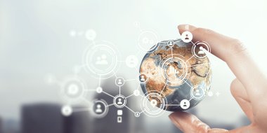 Medya dünya çapında teknoloji kavramı. Karışık teknik