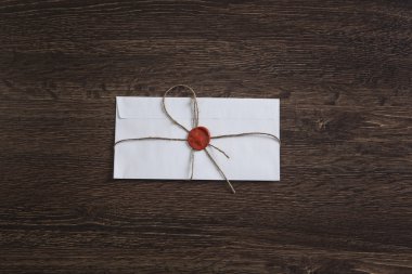 Tablo üzerindeki mühür ile mektup