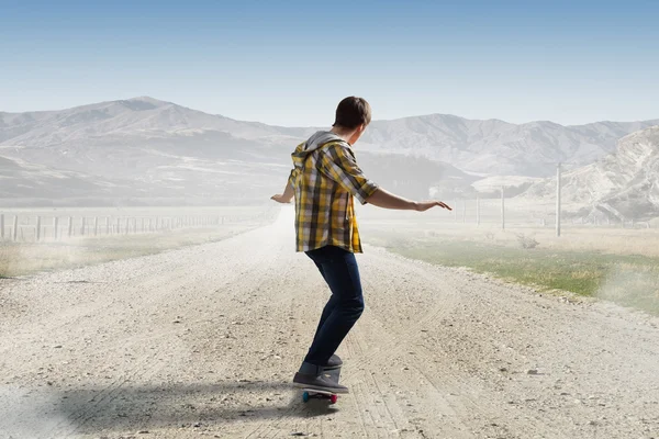 Un ragazzo che va sullo skateboard. Mezzi misti — Foto Stock