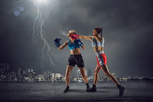 Meisjes boksen buiten. Mixed media — Stockfoto