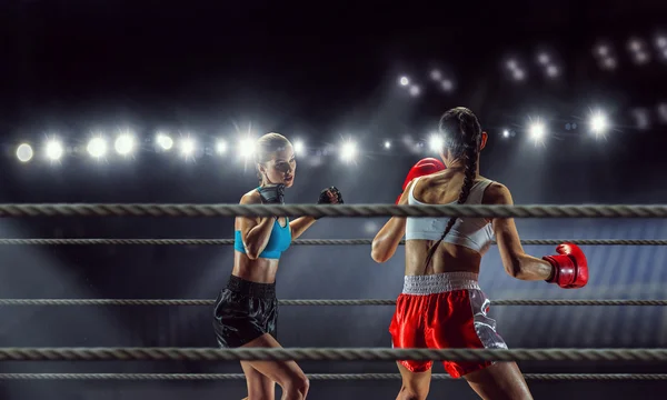 Chicas boxeando en el ring. Medios mixtos —  Fotos de Stock