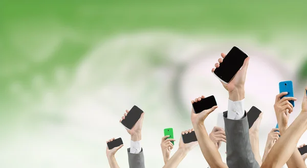 Multitud de personas con el teléfono en las manos. Medios mixtos — Foto de Stock