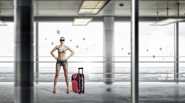 Hitch hiker kvinna flygplats. Mixed media — Stockfoto