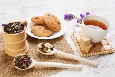 bitkisel çay ve kurabiye