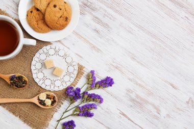 bitkisel çay ve kurabiye