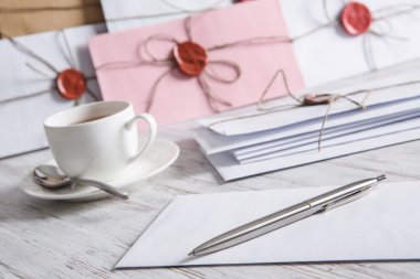 Tablo üzerindeki mühür ile mektup