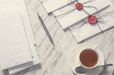 Tablo üzerindeki mühür harflerle