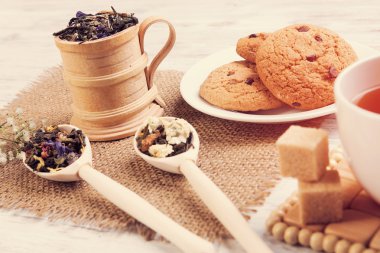bitkisel çay ve kurabiye