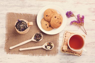 bitkisel çay ve kurabiye