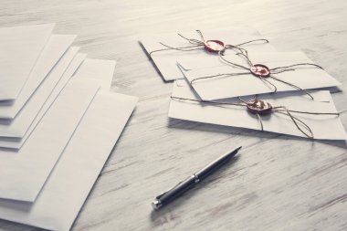 Tablo üzerindeki mühür harflerle