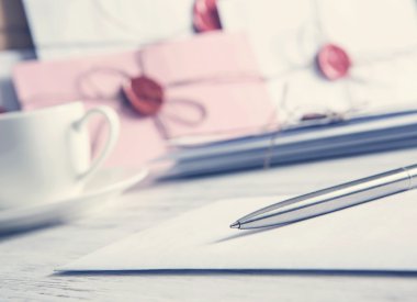 Tablo üzerindeki mühür harflerle