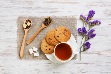 bitkisel çay ve kurabiye