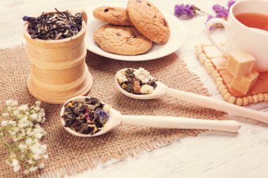 bitkisel çay ve kurabiye