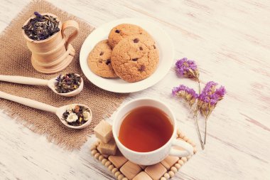 bitkisel çay ve kurabiye