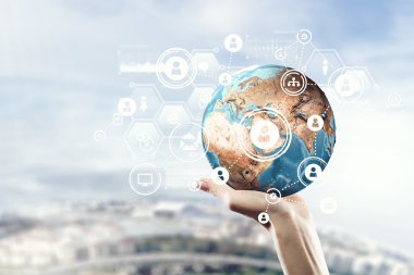 Medya dünya çapında teknoloji kavramı. Karışık teknik