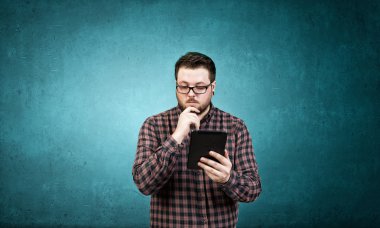 Tablet cihaz hipster adam. Karışık teknik