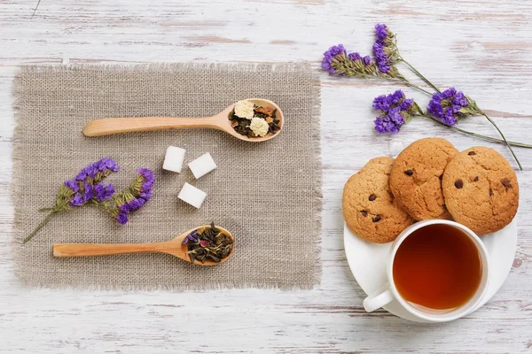Трав'яний чай і печиво — стокове фото