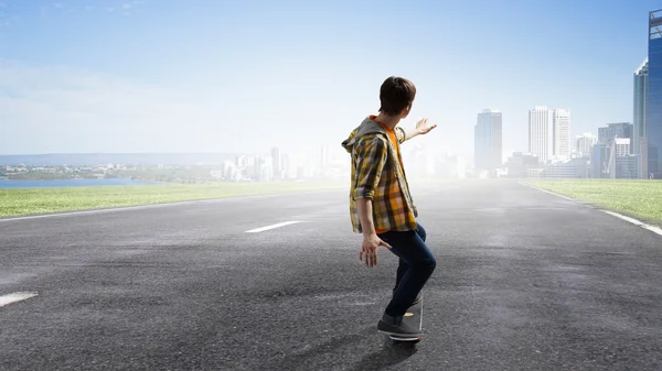 Pojke åka skateboard. Mixed media — Stockfoto