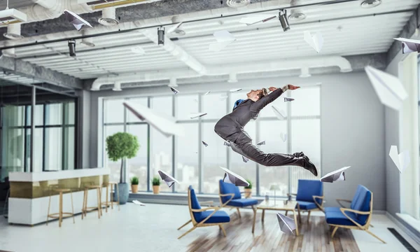 Un homme d'affaires sauteur au bureau. Techniques mixtes — Photo