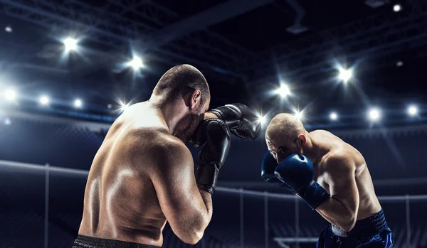 Dos boxeadores profesionales peleando — Foto de Stock