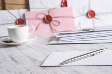 Tablo üzerindeki mühür ile mektup