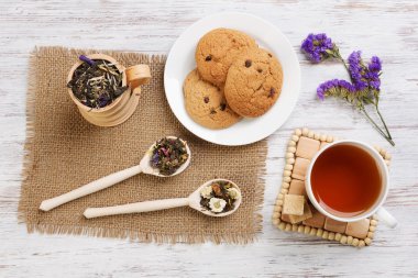 bitkisel çay ve kurabiye