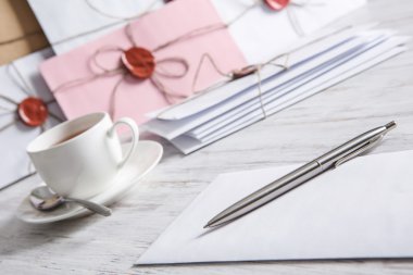 Tablo üzerindeki mühür ile mektup