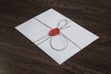 Tablo üzerindeki mühür ile mektup